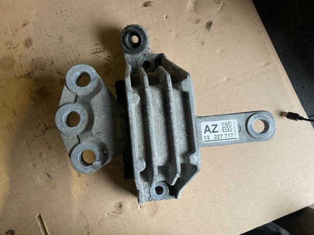 bontott OPEL INSIGNIA Motor Tartó Bak Jobb