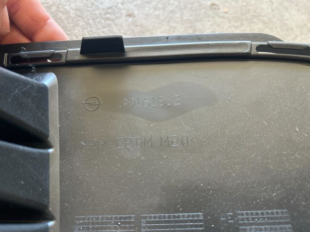 bontott OPEL INSIGNIA B Első Lökhárító Alsó Középső Díszrács