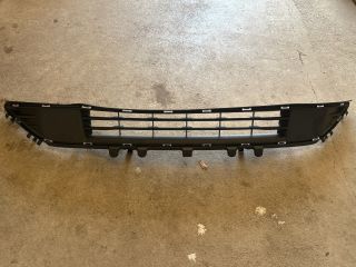 bontott OPEL INSIGNIA B Első Lökhárító Alsó Középső Díszrács