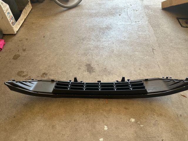 bontott OPEL INSIGNIA B Első Lökhárító Alsó Középső Díszrács