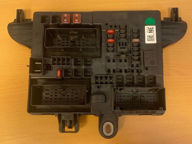 bontott OPEL INSIGNIA Biztosítéktábla Csomagtér