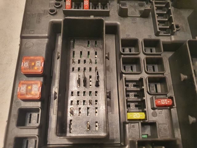 bontott OPEL INSIGNIA Biztosítéktábla Csomagtér