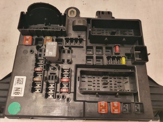 bontott OPEL INSIGNIA Biztosítéktábla Csomagtér