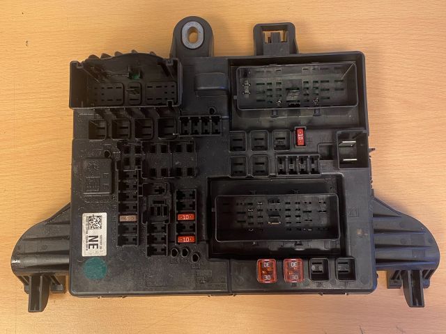 bontott OPEL INSIGNIA Biztosítéktábla Csomagtér