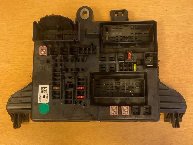 bontott OPEL INSIGNIA Biztosítéktábla Csomagtér