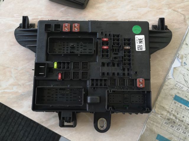 bontott OPEL INSIGNIA Biztosítéktábla Utastér