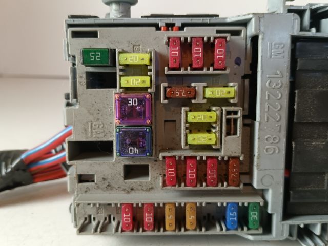 bontott OPEL INSIGNIA Biztosítéktábla Utastér