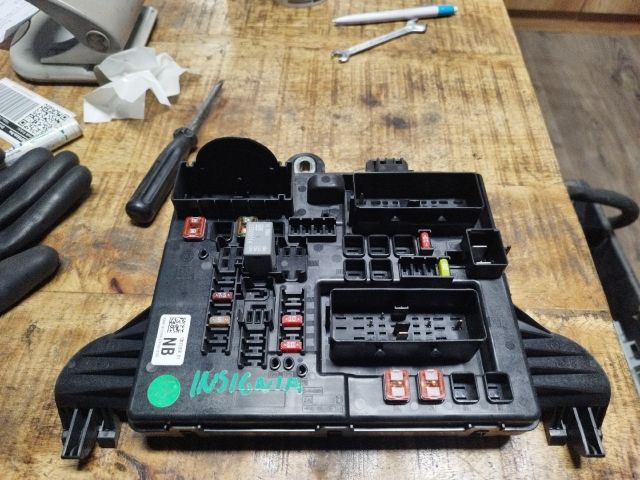 bontott OPEL INSIGNIA Biztosítéktábla Utastér