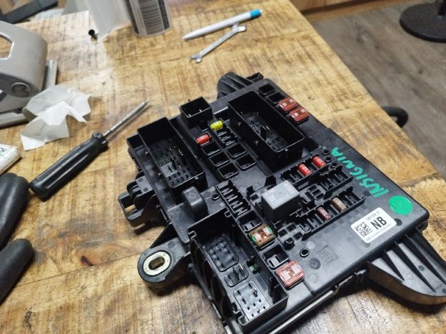 bontott OPEL INSIGNIA Biztosítéktábla Utastér