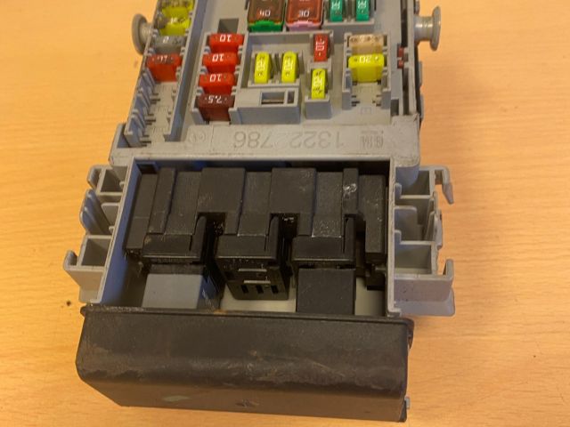 bontott OPEL INSIGNIA Biztosítéktábla Utastér