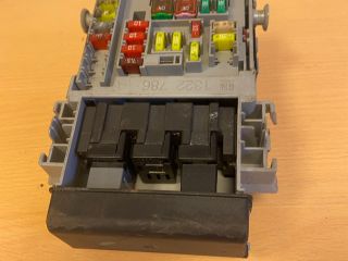 bontott OPEL INSIGNIA Biztosítéktábla Utastér