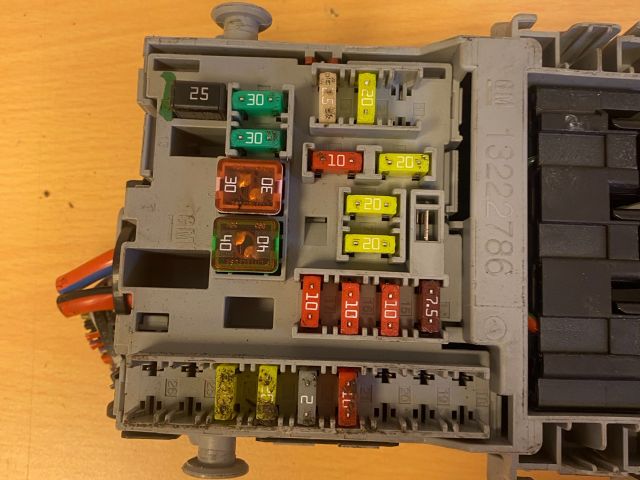 bontott OPEL INSIGNIA Biztosítéktábla Utastér