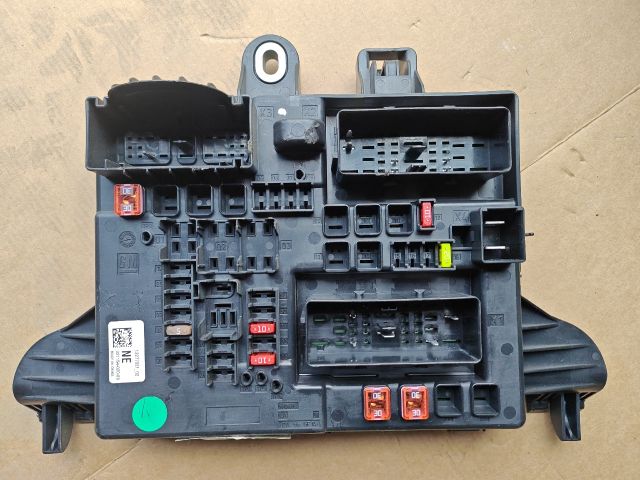 bontott OPEL INSIGNIA Biztosítéktábla Utastér