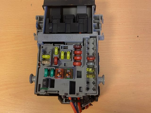 bontott OPEL INSIGNIA Biztosítéktábla Utastér