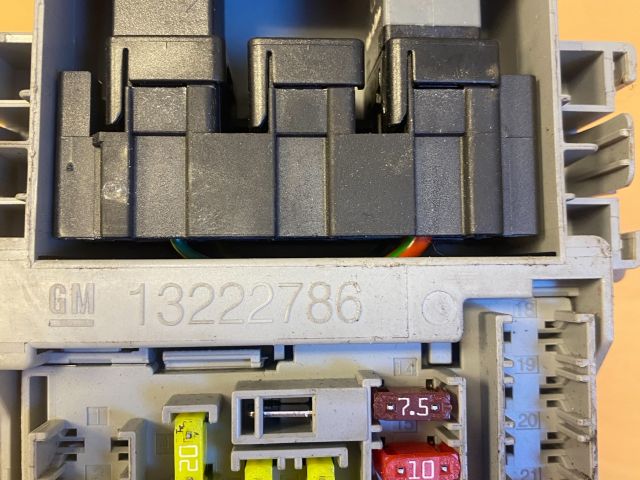 bontott OPEL INSIGNIA Biztosítéktábla Utastér