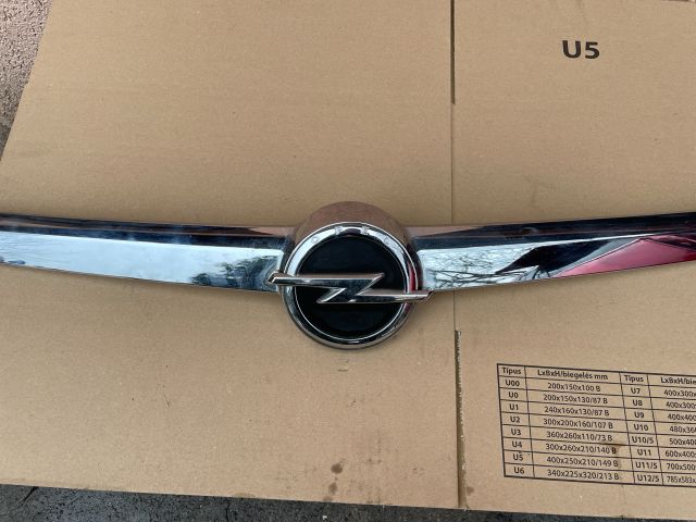 bontott OPEL INSIGNIA Csomagtérajtó Díszléc