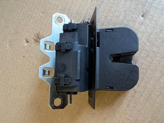 bontott OPEL INSIGNIA Csomagtérajtó Zárszerkezet