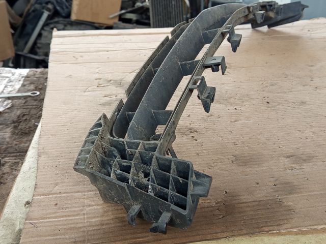 bontott OPEL INSIGNIA Első Lökhárító Alsó Középső Díszrács