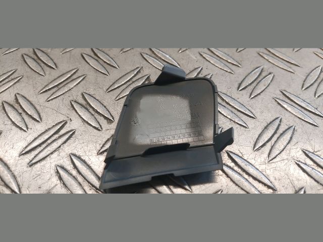 bontott OPEL INSIGNIA Első Vonószem Burkolat