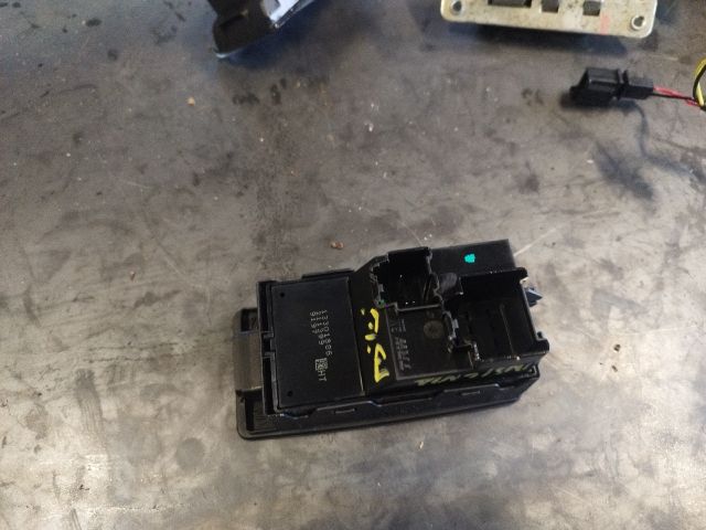 bontott OPEL INSIGNIA Jobb első Ablakemelő Kapcsoló