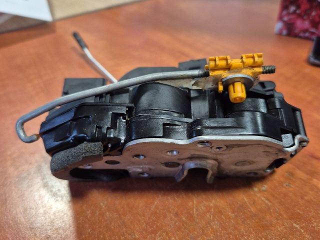 bontott OPEL INSIGNIA Jobb hátsó Zárbetét