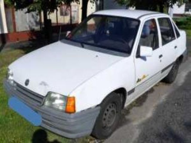 bontott OPEL KADETT Bal hátsó Fixüveg (Ajtóban)