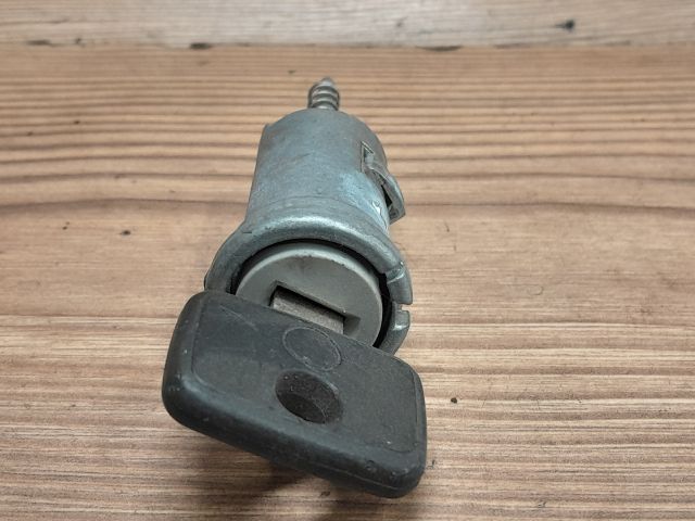 bontott OPEL KADETT Gyújtáskapcsoló Zárbetét