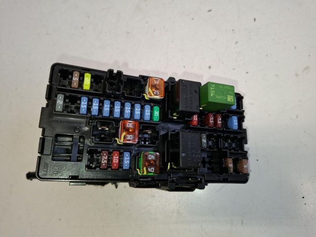 bontott OPEL KARL Biztosítéktábla Utastér