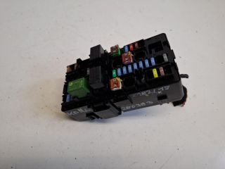 bontott OPEL KARL Biztosítéktábla Utastér