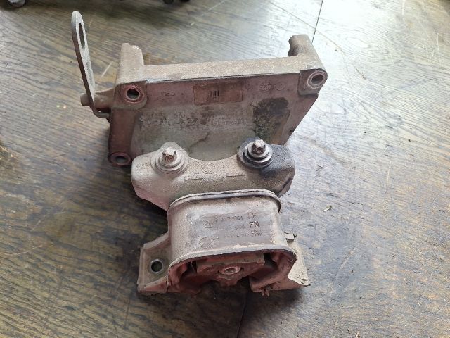 bontott OPEL MERIVA A Motor Tartó Bak (Fém)