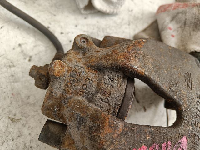 bontott OPEL MERIVA A Bal első Féknyereg Munkahengerrel