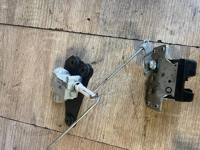 bontott OPEL MERIVA A Csomagtérajtó Zárszerkezet