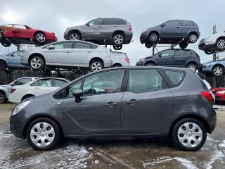 bontott OPEL MERIVA B Biztosítéktábla Motortér