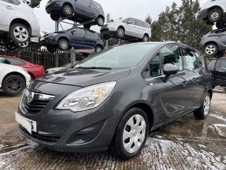 bontott OPEL MERIVA B Biztosítéktábla Motortér