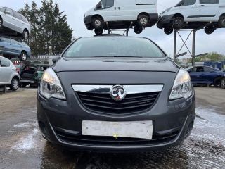 bontott OPEL MERIVA B Biztosítéktábla Motortér