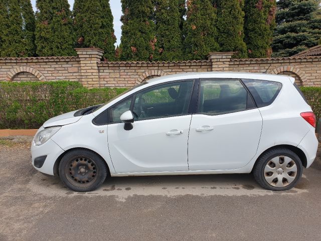 bontott OPEL MERIVA B Motor (Fűzött blokk hengerfejjel)