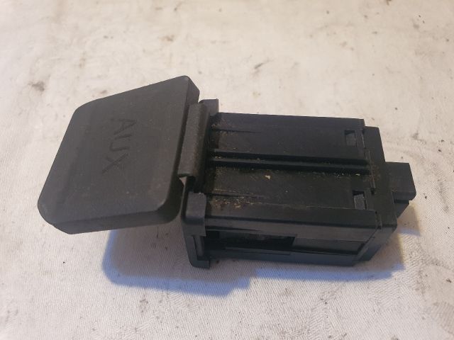 bontott OPEL MERIVA B AUX Csatlakozó