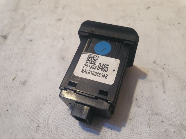 bontott OPEL MERIVA B AUX Csatlakozó