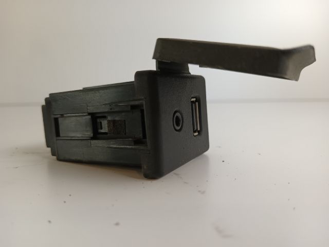 bontott OPEL MERIVA B AUX Csatlakozó