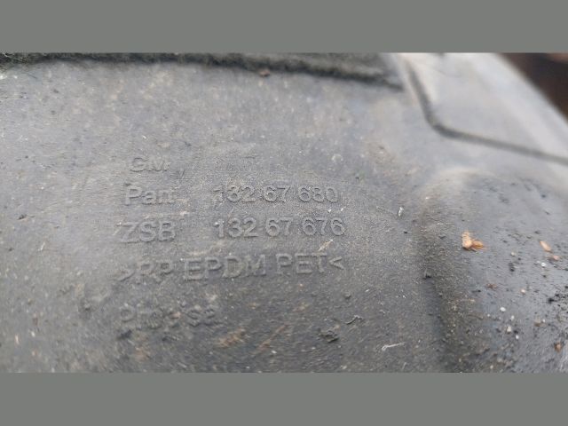 bontott OPEL MERIVA B Bal első Dobbetét (Kerékjárati, Műanyag)