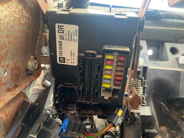 bontott OPEL MERIVA B Biztosítéktábla Utastér