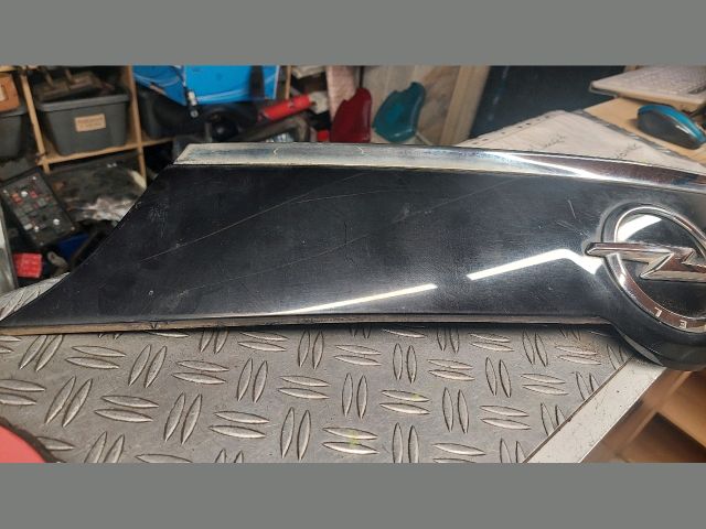 bontott OPEL MERIVA B Csomagtérajtó Díszléc