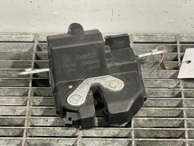 bontott OPEL MERIVA B Csomagtérajtó Ütköző