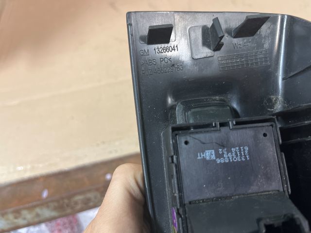 bontott OPEL MERIVA B Jobb első Ablakemelő Kapcsoló