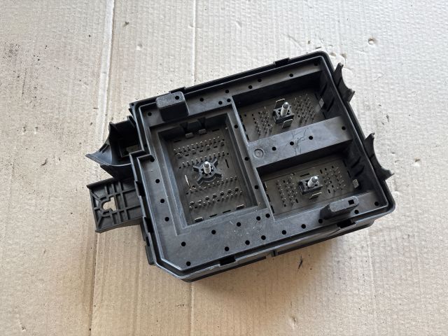 bontott OPEL MOKKA Biztosítéktábla Motortér