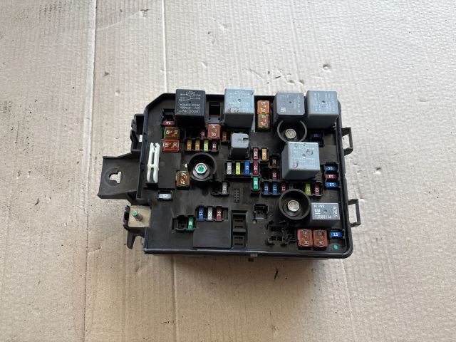 bontott OPEL MOKKA Biztosítéktábla Motortér