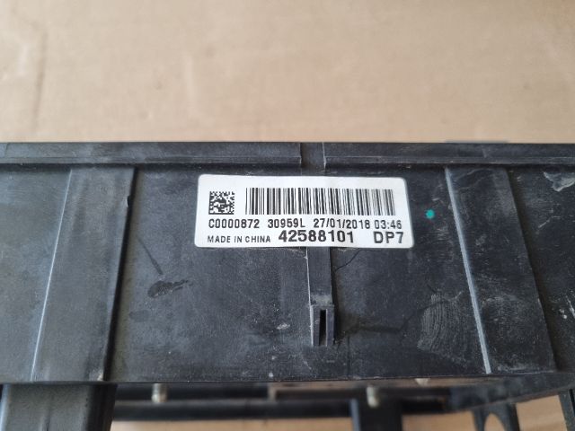 bontott OPEL MOKKA Biztosítéktábla Motortér