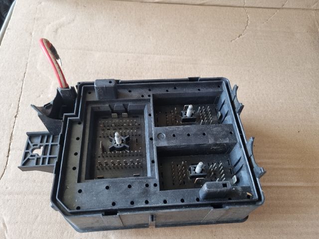 bontott OPEL MOKKA Biztosítéktábla Motortér