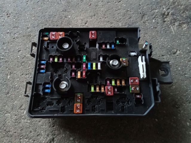 bontott OPEL MOKKA Biztosítéktábla Motortér