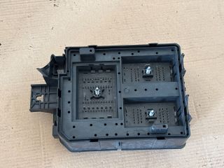 bontott OPEL MOKKA Biztosítéktábla Motortér